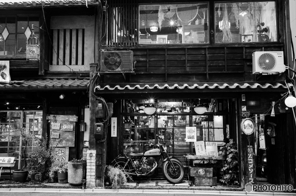 店内もごちゃごちゃしていて面白