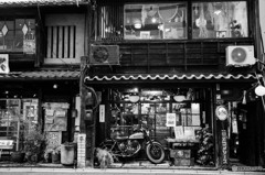 店内もごちゃごちゃしていて面白