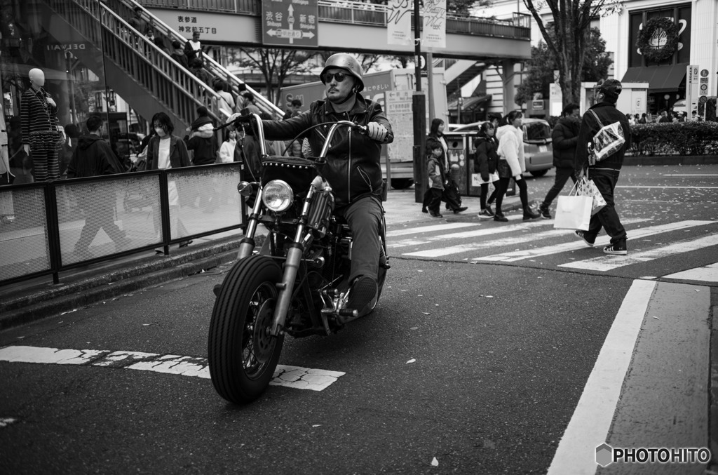 左折してきたバイク