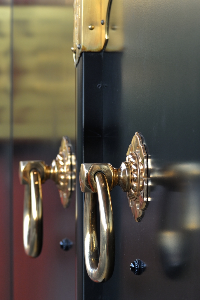 本堂の金ぴか雨戸