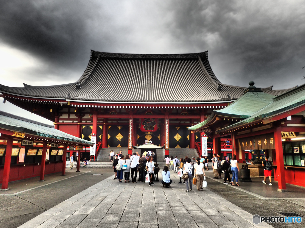梅雨空の浅草寺