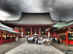 梅雨空の浅草寺