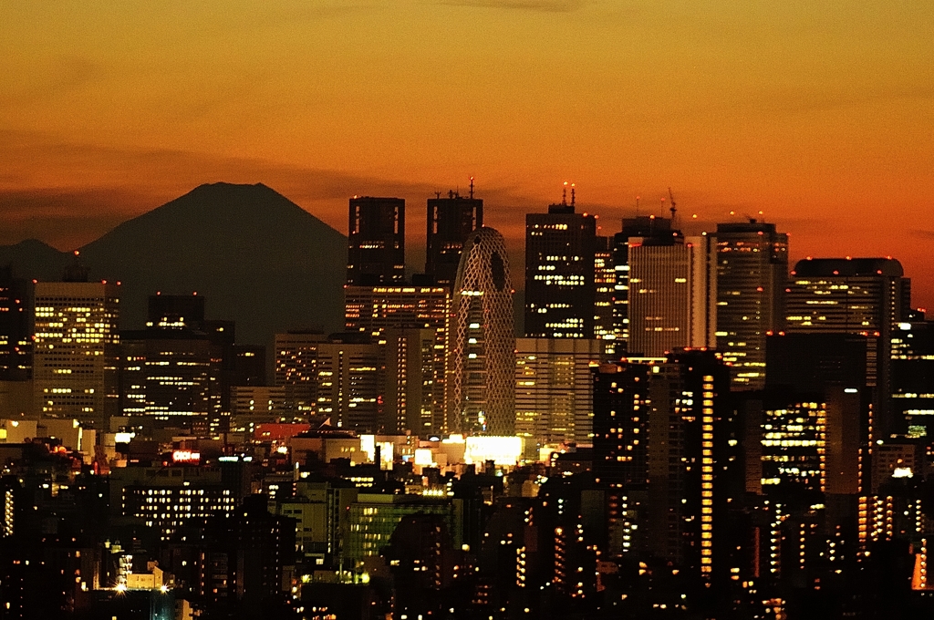 高層ビルと富士山