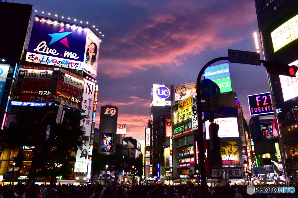 スクランブル交差点の夕焼け