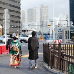 記念撮影に向かう二人