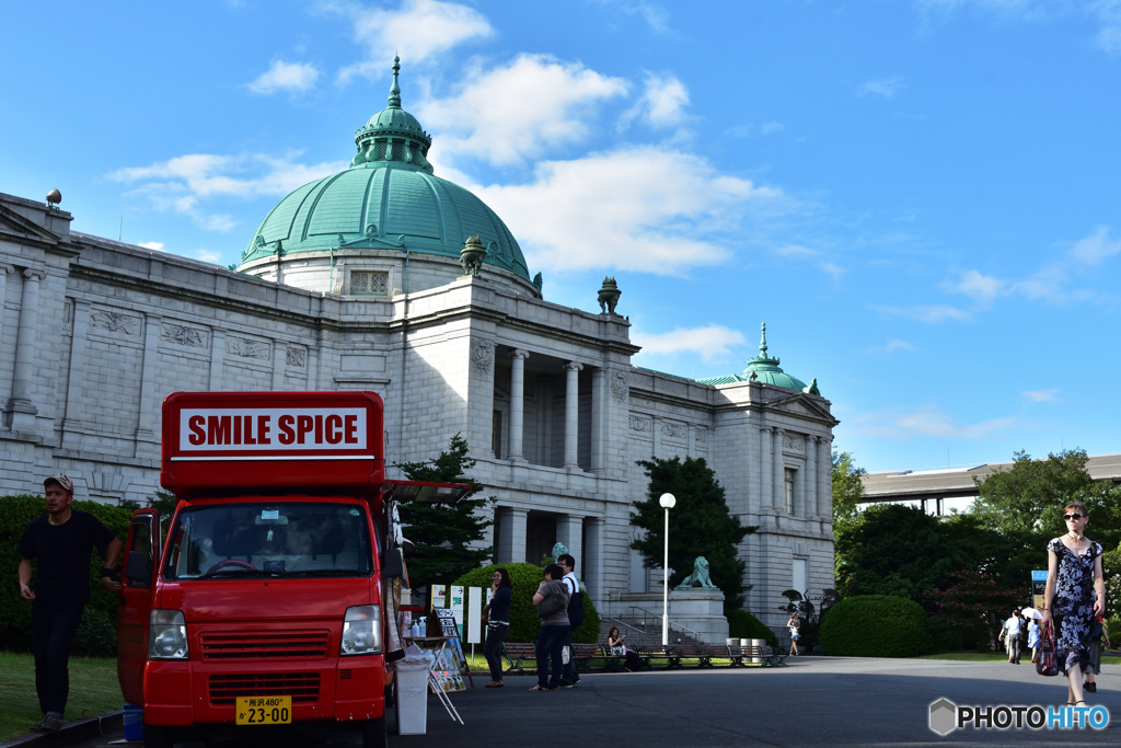 表慶館前の赤い車