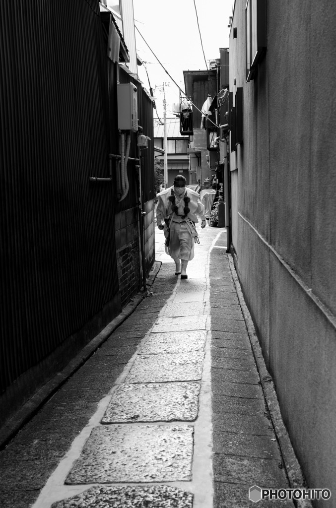 路地ですれ違い