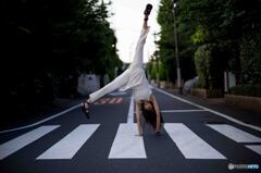 足上げて横断歩道を渡りましょ～♪