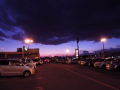 暗雲立ち込める駐車場