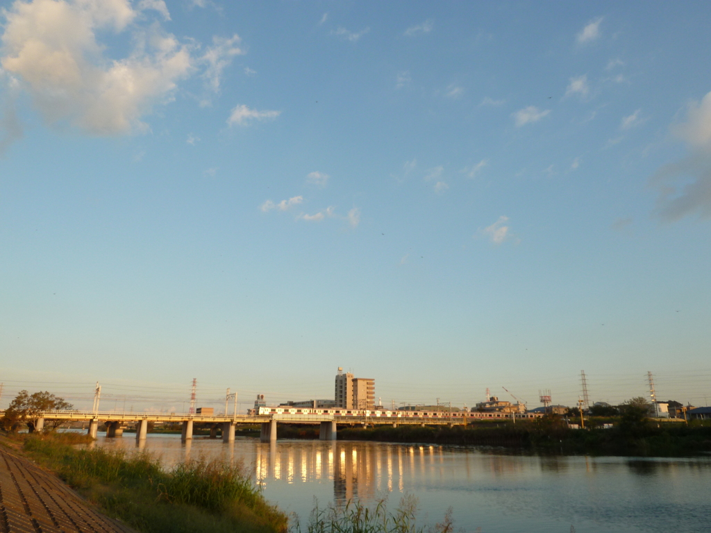 鶴見川に映しだす