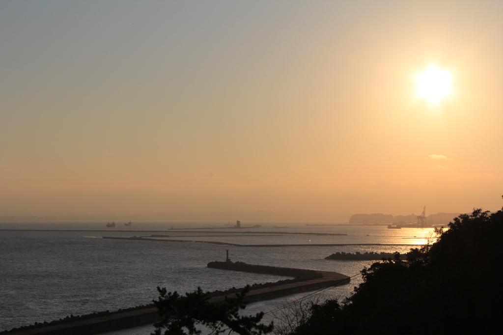 港に落ちる夕日