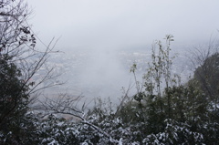 霧の下の町