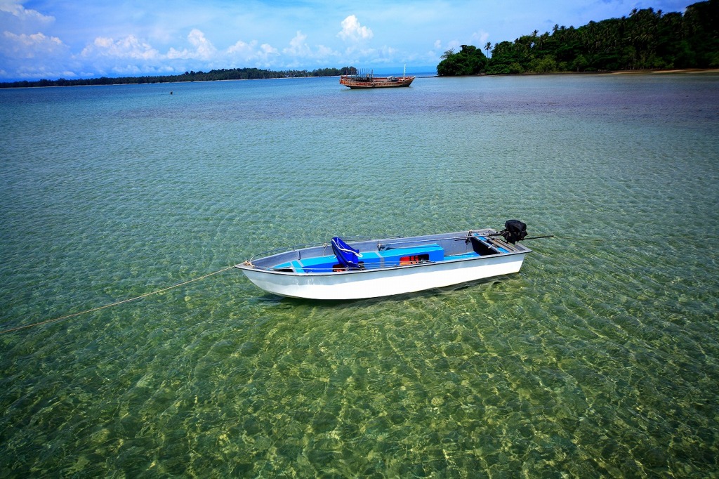 浮かぶボート。