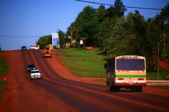 赤土の大地の中に。