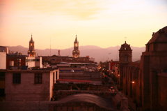 ピンクに染まる街。