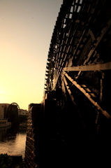 水車のある平和な町。