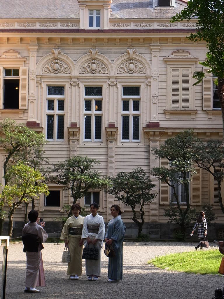 旧岩崎邸庭園　洋館前で