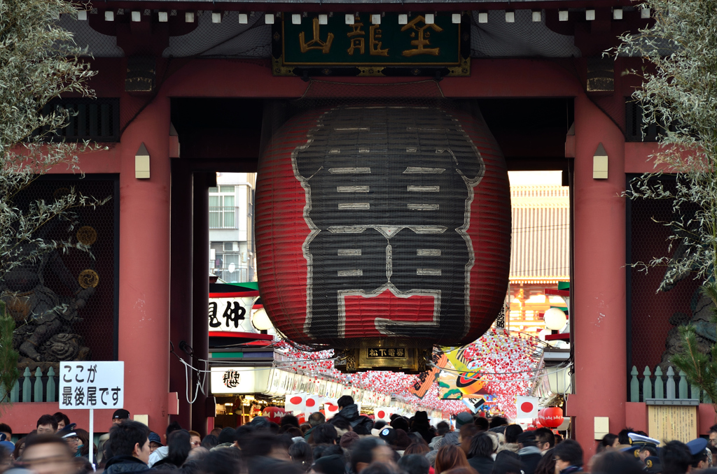 正月の浅草寺雷門