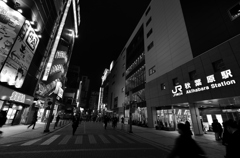 夜の秋葉原駅前