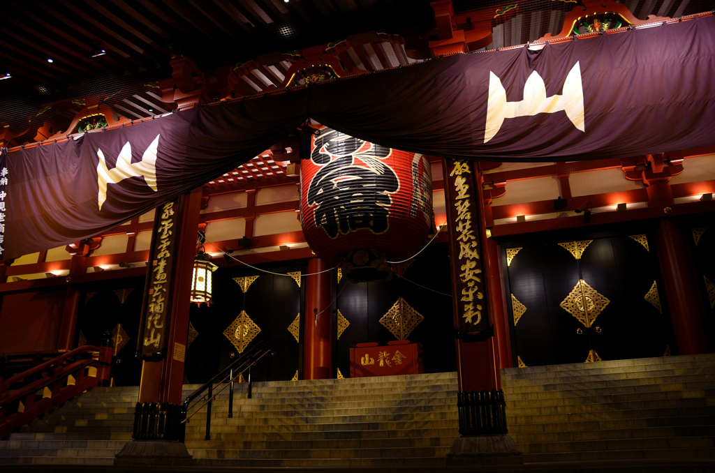 夜の浅草寺本堂
