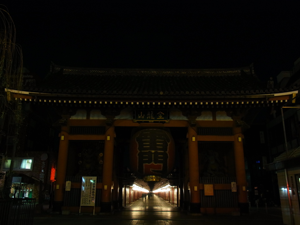 震災後の節電夜景　浅草寺雷門