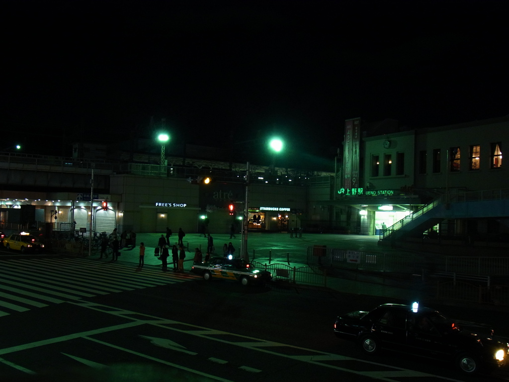 震災後の節電夜景　上野駅前