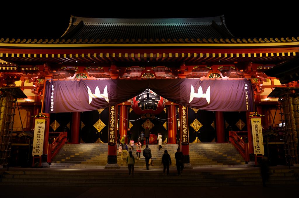 夜の浅草寺本堂