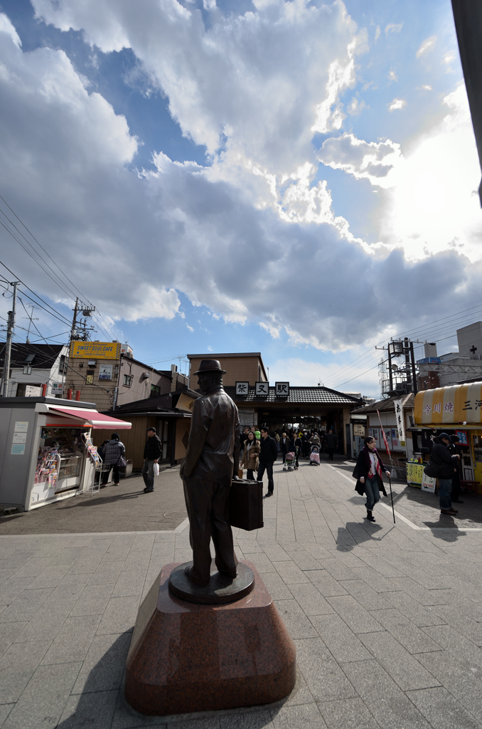 柴又駅前の寅さん像