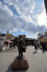 柴又駅前の寅さん像