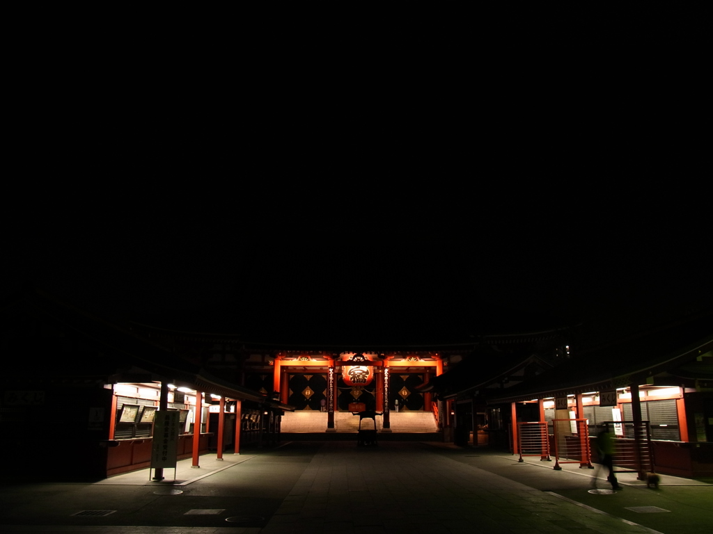 震災後の節電夜景　浅草寺本堂