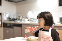小指が立ってる。