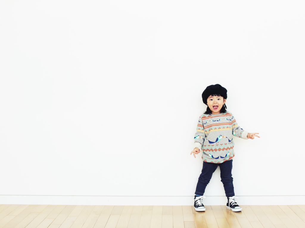 壁を見つけると「撮って！」と言います。