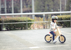 ストライダー練習。ママは新しいレンズの練習。