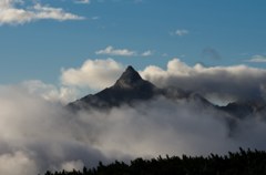 雲が流れる槍ヶ岳