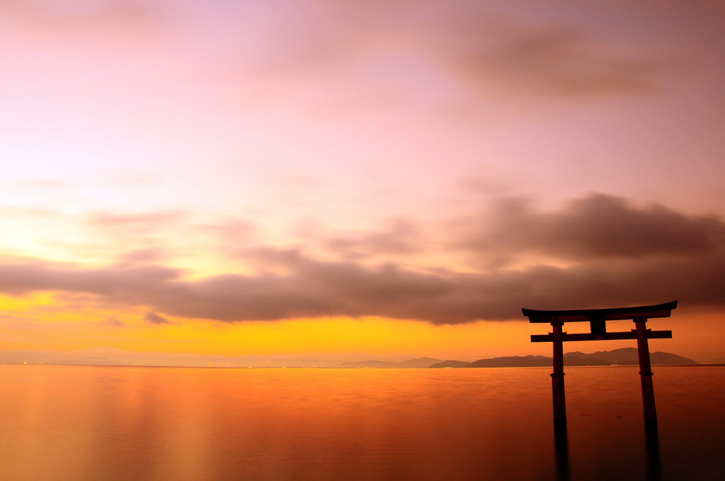 白鬚神社の赤い朝