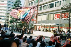 なびく旗