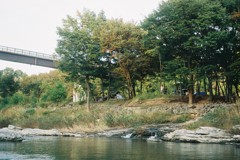 静かな川でした