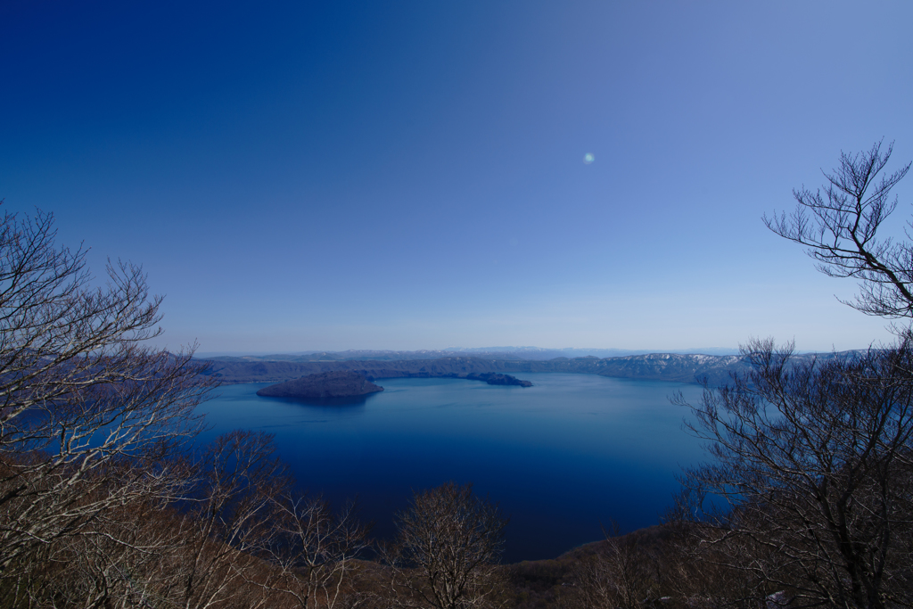 十和田湖を望む