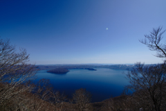 十和田湖を望む