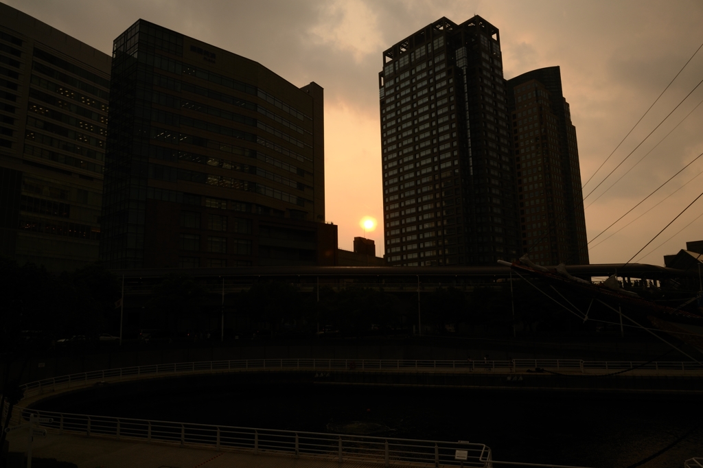 みなとみらい～ビルの谷間に夕日が沈む