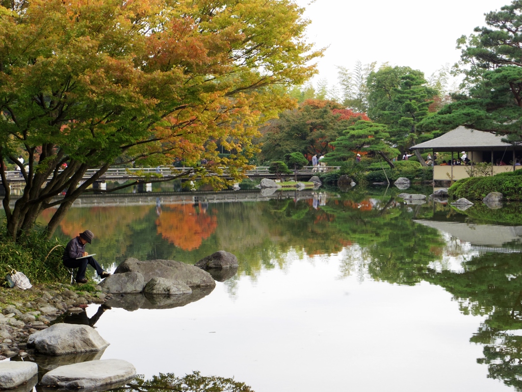 日本庭園で紅葉を眺める