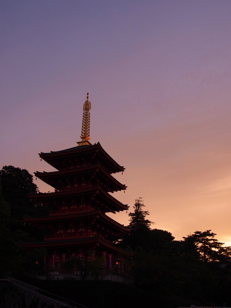 夕刻にそびえる