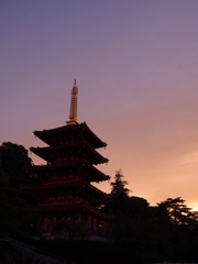 夕刻にそびえる