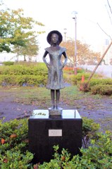 朝早くに撮った大島小松川公園の銅像です。