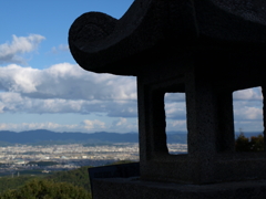 三鈷寺の灯篭と京の街