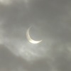 雲の隙間から日食