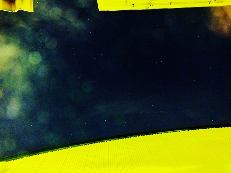 見上げてごらん夜の星を
