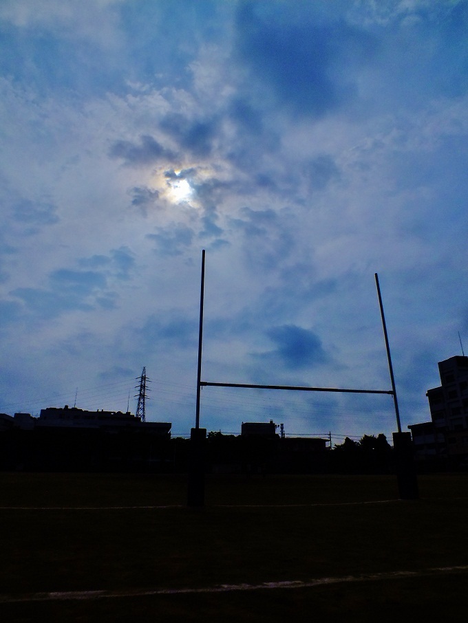 ラグビーポールから太陽を望む