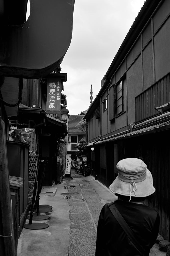 路地裏と白い帽子