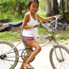 自転車に乗る少女